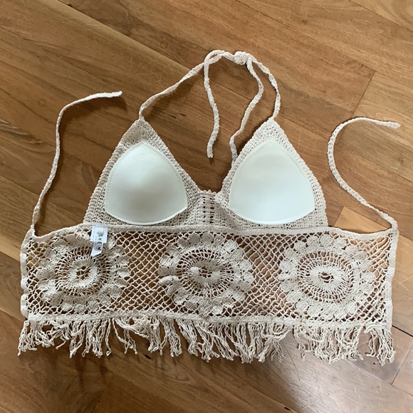 Beautiful pre-owned padded macramé halter tie back top by SHEIN. One size - Picture 3 of 4